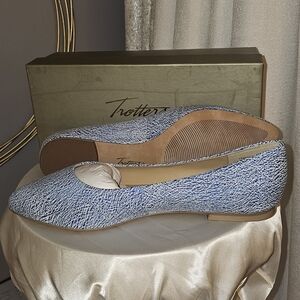 NEW Trotters Women's Blue Flats